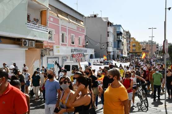 Manifestantes exigen una solución para los inmigrantes del muelle Arguineguín/TA.